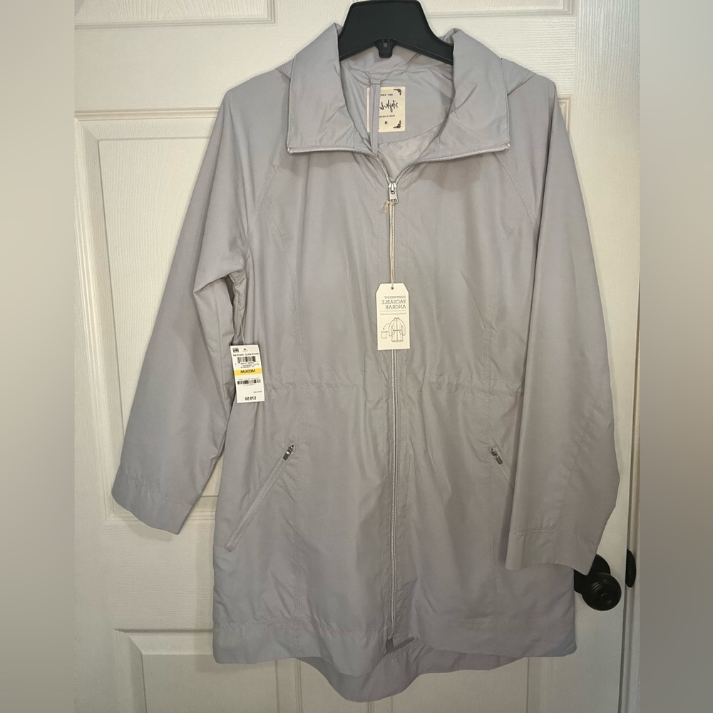 Gorgeous style&co leightweight packable Anorak with a carrying pouch